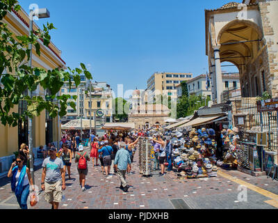 Athènes, Grèce - Juillet 2, 2018. Les personnes qui traversent la place Monastiraki / Monastirakiou avec Ekklisia Kimisi Mitropoleos Theotokou église en arrière-plan. Banque D'Images