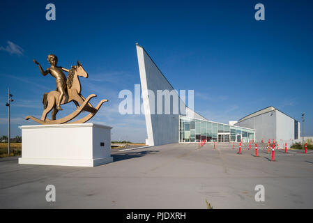 Copenhague. Le Danemark. Musée d'art moderne Arken Ishøj dans. Un garçon sur un cheval à bascule sculpture par Elmgreen & Dragset, intitulé Structures impuissantes, fig. Banque D'Images