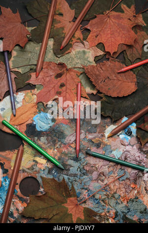 Crayons sur la palette de feuilles Banque D'Images