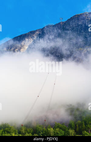 La Norvège, Loen Skylift tramway aérien à Stryn. Point de vue du haut de la Station Mont Hoven, au-dessus du fjord fjord dans les nuages et ciel bleu Banque D'Images