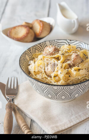 Bol de pâtes fettuccine Alfredo avec champignons trompette king Banque D'Images