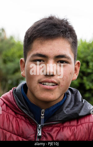 Karakol, Kirghizistan, 13 août 2018 : Portrait d'un bon à la jeunes Kirghizes sur l'hebdomadaire dimanche marché des animaux à Karakol city près de la pointe est de Banque D'Images