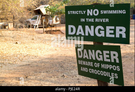 Inscrivez-boar a indiqué à l'réduite la présence d'hippopotames - Botswana Banque D'Images