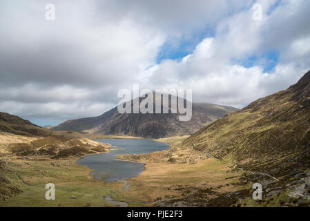Paysages de montagne à couper le souffle au MCG Idwal réserve naturelle, parc national de Snowdonia, le Nord du Pays de Galles. Banque D'Images