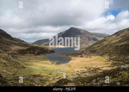 Paysages de montagne à couper le souffle au MCG Idwal réserve naturelle, parc national de Snowdonia, le Nord du Pays de Galles. Banque D'Images