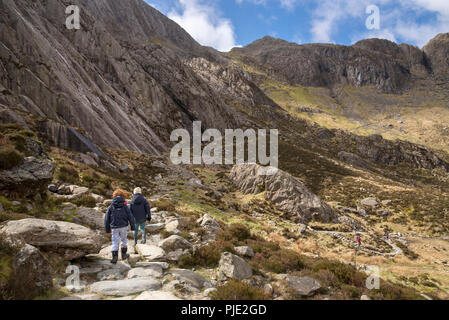 Deux petits enfants sur le sentier rocheux à Cwm Idwal réserve naturelle, parc national de Snowdonia, le Nord du Pays de Galles. Banque D'Images