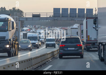 Paysage routier sur une route à temps le soir Banque D'Images