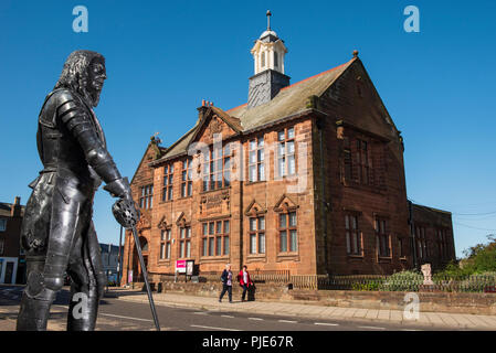 James Graham, 1er marquis de Montrose statue avec la bibliothèque de Montrose, récemment rénové, à l'arrière-plan, Montrose, Angus, Scotland. Banque D'Images