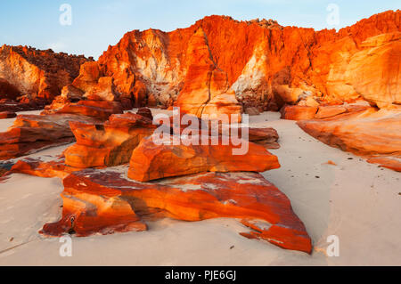 Les falaises rocheuses rouges typiques à Cape Leveque. Banque D'Images