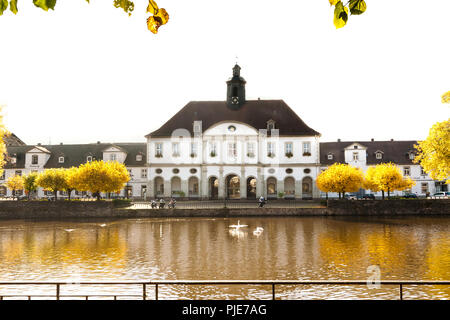Une photo de l'hôtel de ville de la ville baroque de Bad Karlshafen, Hessen, Allemagne sur une journée ensoleillée d'automne de rêve où tous les arbres ont des feuilles jaunes et des... Banque D'Images