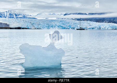 Petits morceaux de glace flottant dans l'avant du glacier, Ny Alesund, Spitsbergen, Svalbard ou l'Europe Banque D'Images