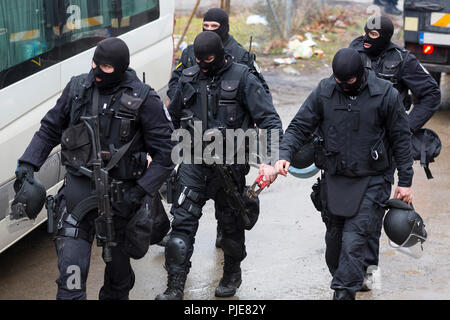 L'unité d'application de la loi spéciale. Les unités de la force spéciale de la police en uniforme, les gilets pare-balles, des armes à feu et les armes à feu. Masquer les agents de police. Agression spécial Te Banque D'Images