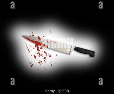 Couteau de cuisine sang avec scatteredblood stains éclairée dans un espace noir foncé - killer violance concept meurtrier de fond avec l'espace de copie. B noir Banque D'Images