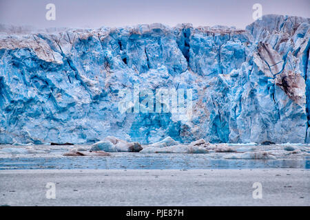 De glace bleu glacier, la Couronne ou Kronebreen Kongsfjord, Ny-Ålesund, Svalbard, Spitzberg ou l'Europe Banque D'Images