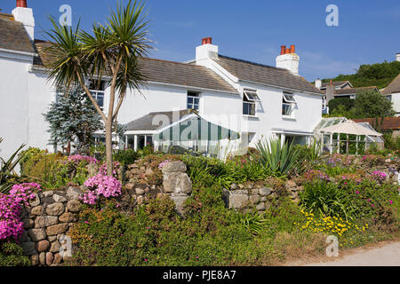 Cottages en Buzza Road, surplombant la plage de Porthcressa, Hugh Town, St Mary's, Îles Scilly, UK Banque D'Images