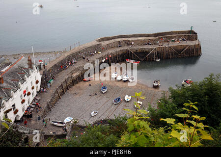 Port de Clovelly, North Devon, avec escalier intégré dans le mur du port à l'accès des bateaux. Banque D'Images