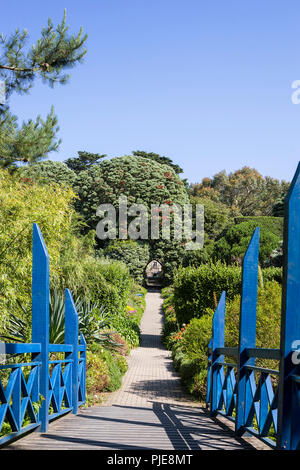 Le pont près de l'entrée, jardin de l'abbaye de Tresco, Tresco, Îles Scilly, UK Banque D'Images