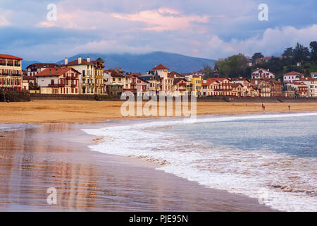 Maisons bois traditionnel basque face à la plage de sable de Saint Jean de Luz, une station balnéaire sur la côte Atlantique, golfe de Gascogne, France Banque D'Images