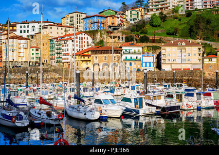Maisons colorées et bateaux voile blanche à Mutriku port et vieille ville, pays Basque, Espagne Banque D'Images