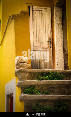 Marches de pierre menant aux appartements dans ce petit village croate de Baska, sur l'île de Krk, dans la mer Adriatique Banque D'Images