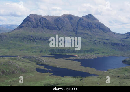 Une vue de Stac Pollaidh, l'Écosse, l'ensemble de cul Mor Lairg, avec la baie de lochs éparpillés entre les deux montagnes en arrière-plan Banque D'Images