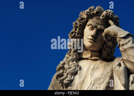 Statue homme dans l'acte de penser contre le ciel bleu. Bernardo Nani monument érigé au xviiie siècle à Padoue, grand érudit vénitien (avec copie spa Banque D'Images
