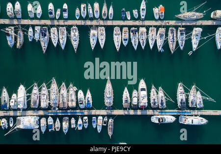 Location de parking, d'un port de plaisance, voiliers et yachts sont amarrés au quai. Banque D'Images