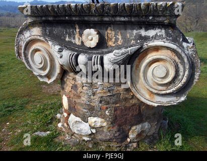 L'énorme section du haut d'une des colonnes ioniques qui fait maintenant partie des ruines du temple d'Artémis à Ephèse en Turquie. Banque D'Images