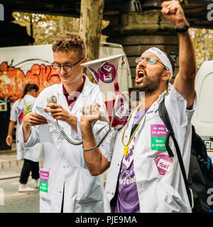 Paris, France - Septembre 6th, 2018 : Des manifestants appartenant à l'hôpital Parisien des services psychiatriques tenir des pancartes et crier des slogans du 14e à Paris Banque D'Images