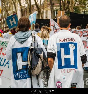 Paris, France - Septembre 6th, 2018 : Des manifestants appartenant à l'hôpital Parisien des services psychiatriques tenir des pancartes et crier des slogans du 14e à Paris Banque D'Images