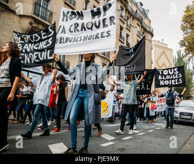 Paris, France - Septembre 6th, 2018 : Des manifestants appartenant à l'hôpital Parisien des services psychiatriques tenir des pancartes et crier des slogans du 14e à Paris Banque D'Images