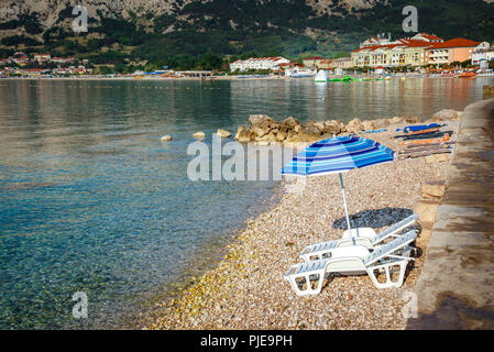 La petite station balnéaire de Baska, sur l'île croate de Krk dans l'Adriatique Banque D'Images