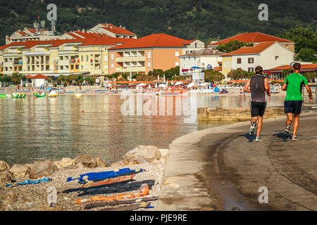 La petite station balnéaire de Baska, sur l'île croate de Krk dans l'Adriatique Banque D'Images