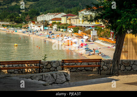 Un aperçu de la plage de la petite station balnéaire de Baska, sur l'île croate de Krk, dans la mer Adriatique Banque D'Images