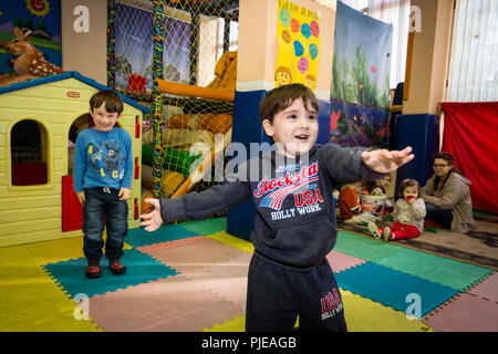 Zoqiri Floresha, travailler ici à la maternelle, a appris le travail social à l'Devaid public Centre de formation Formation professionnelle à Tirana. Banque D'Images