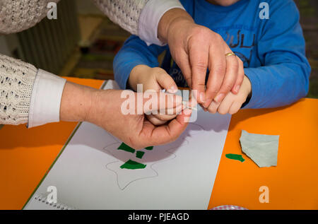 Zoqiri Floresha, travailler ici à la maternelle, a appris le travail social à l'Devaid public Centre de formation Formation professionnelle à Tirana. Banque D'Images