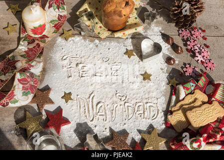 Feliz Navidad, texte espagnol à base de farine, entouré de décorations de Noël. Concept de saison. Banque D'Images
