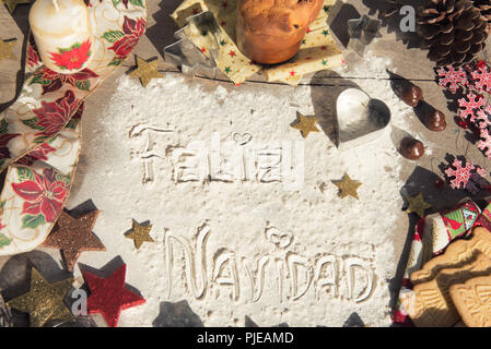 Feliz Navidad, texte espagnol à base de farine, entouré de décorations de Noël. Concept de saison. Banque D'Images