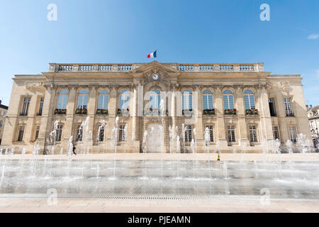 Fontaines de la place Jeanne Hachette, avant de l'hôtel de ville, Beauvais, Oise département, France, Europe Banque D'Images