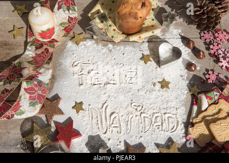 Feliz Navidad, texte espagnol à base de farine, entouré de décorations de Noël. Concept de saison. Banque D'Images