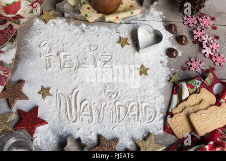 Feliz Navidad, texte espagnol à base de farine, entouré de décorations de Noël. Concept de saison. Banque D'Images