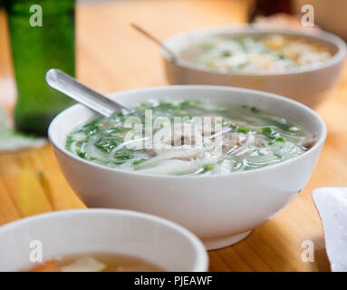 Le poulet Pho (soupe de nouilles de riz vietnamien) à Hanoi, Vietnam Banque D'Images