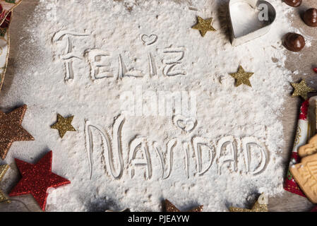 Feliz Navidad, texte espagnol à base de farine, entouré de décorations de Noël. Concept de saison. Banque D'Images