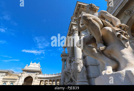 Palais Longchamp à Marseille, sous ciel bleu. Banque D'Images