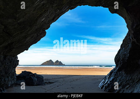 Les roches des charretiers Aka Gull Rocks Photo prise depuis l'intérieur d'une grotte de la falaise sur la plage de Baie de Holywell, Cornwall, UK. Banque D'Images
