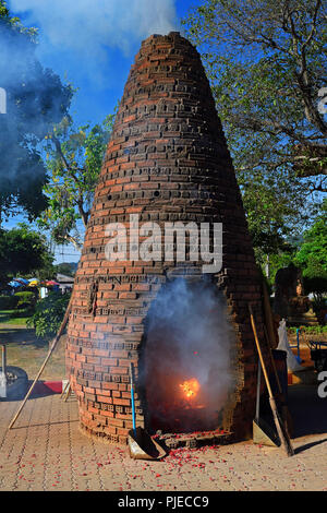 Cuisinière pour incendie de Fireworks pour l'honneur des dieux et de prononcer des vœux, Wat Chalong, le plus grand temple sur Phuket, Thaïlande, Ofen zum Banque D'Images