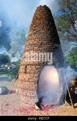 Cuisinière pour incendie de Fireworks pour l'honneur des dieux et de prononcer des vœux, Wat Chalong, le plus grand temple sur Phuket, Thaïlande, Ofen zum Banque D'Images