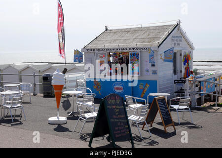 La vieille station balnéaire, front de cafe à Bexhill-on-sea, East Sussex, Royaume-Uni Banque D'Images