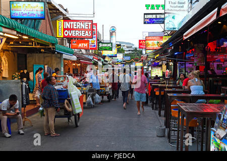 Les touristes entre bars, commerces et restaurants sur la Bangla Road, quarts de travail et voyant rouge quarts, Patong Beach, Phuket, Thailand, Touristen zwis Banque D'Images