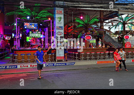 Les touristes entre bars, commerces et restaurants sur la Bangla Road, quarts de travail et voyant rouge quarts, Patong Beach, Phuket, Thailand, Touristen zwis Banque D'Images